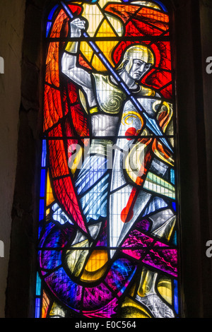 Vitraux représentant George et le Dragon dans l'église de Saint Michel, Addingham, par S.M. Scott. Banque D'Images