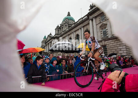 Belfast, N.Ireland. 8 mai 2014. Domenico Pozzovivo, chef d'équipe d'AG2R La Mondiale, cycles au cours de la pluie lors de la cérémonie d'ouverture pour le Grand Départ du Giro d'Italia de Belfast City Hall. Credit : Action Plus Sport Images/Alamy Live News Banque D'Images