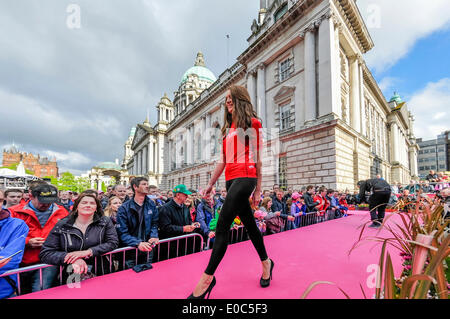 Belfast Le Irealand, 8 mai 2014 - Un modèle montre la Maglia Rosa (maillot rouge), portés par le sprint gagnant, à l'occasion du lancement du Giro d'Italia Crédit : Stephen Barnes/Alamy Live News Banque D'Images