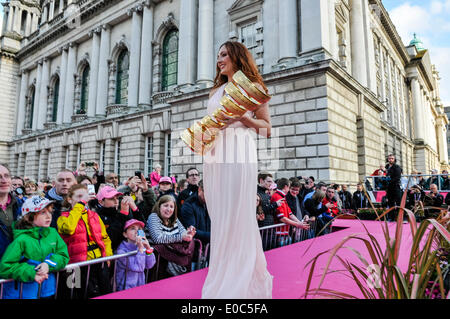 Belfast Le Irealand, 8 mai 2014 - Un modèle porte les 9,5 kg, or 18 carats Trofeo Senza Fine trophée au Giro d'Italia Présentation de l'équipe d'ouverture de crédit : Stephen Barnes/Alamy Live News Banque D'Images