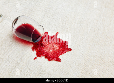 Le vin rouge est basculé sur un tapis. Umgeleertes le verre, Roter Wein wird auf einem Teppich ausgeschuettet. Umgeleertes Glas Banque D'Images