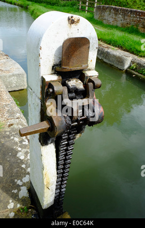 Mécanisme de blocage du canal de l'eau de condensation sur le Grand Union Canal, Aylesbury Banque D'Images