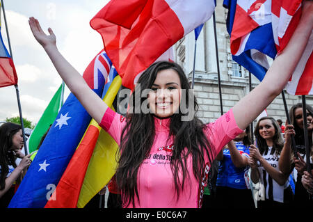 Belfast, en Irlande du Nord, 8 mai 2014 - une jeune femme montre la Maglia Rosa (maillot rose) du Tour d'Italie, pour le leader de la course Crédit : Stephen Barnes/Alamy Live News Banque D'Images