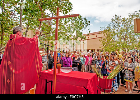 Le pasteur de l'Église catholique saint Timothée, Laguna Niguel, CA, l'adresse sa congrégation qui se rassemble pour Palm la messe du dimanche. Remarque palm fronds détenues par groupe et Pasteur. Banque D'Images