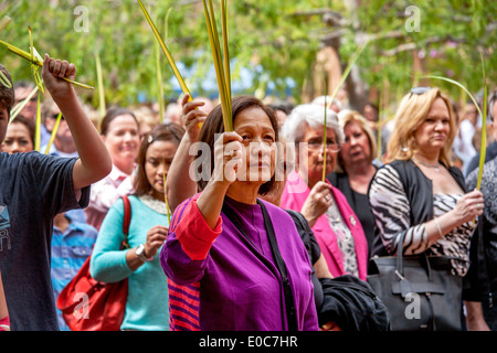 La tenue des feuilles de palmier, multiethnique des membres de l'Église catholique saint Timothée, Laguna Niguel, CA, congrégation rassembler pour Palm la messe du dimanche. Banque D'Images