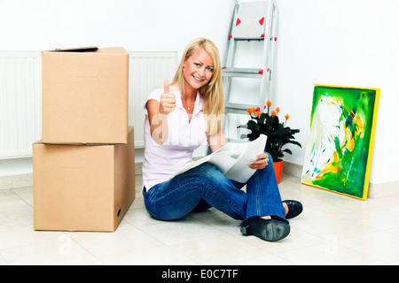 Femme avec le carton avec le déménagement dans le nouvel appartement., Frau mit Kartons 7 Hôtels à beim die neue Wohnung. Banque D'Images