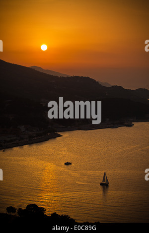 Coucher du soleil sur la montagne avec voilier Banque D'Images