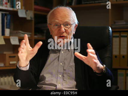 Bonn, Allemagne. Apr 28, 2014. Journaliste et ancien directeur général de la radiodiffusion ouest-allemande (WDR), Friedrich Nowottny est représentée dans sa maison à Swisttal près de Bonn, Allemagne, 28 avril 2014. Photo : OLIVER BERG/dpa/Alamy Live News Banque D'Images