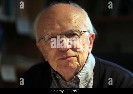 Bonn, Allemagne. Apr 28, 2014. Journaliste et ancien directeur général de la radiodiffusion ouest-allemande (WDR), Friedrich Nowottny est représentée dans sa maison à Swisttal près de Bonn, Allemagne, 28 avril 2014. Photo : OLIVER BERG/dpa/Alamy Live News Banque D'Images