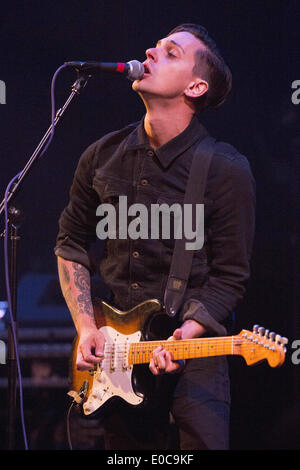Madison, Wisconsin, USA. 6 mai, 2014. JARROD GORBEL de nuit terreurs de 1927 en concert au Théâtre Capitol, à Madison, Wisconsin © Daniel DeSlover/ZUMAPRESS.com/Alamy Live News Banque D'Images