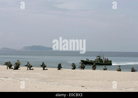 La province de Zambales, Philippines. 9 mai, 2014. Les soldats participent à l'exercice d'entraînement Raid bateau dans le cadre de l'exercice militaire U.S.-Philippines Balikatan doublé comme à la base navale de l'éducation et la formation dans la province de Zambales, aux Philippines, le 9 mai 2014. Le 30ème rapport annuel commun d'exercice militaire surnommé Balikatan implique 3 000 soldats philippins et 2 500 soldats américains. © Rouelle Umali/Xinhua/Alamy Live News Banque D'Images