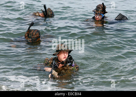 La province de Zambales, Philippines. 9 mai, 2014. Les soldats de l'US Marines participent à l'exercice d'entraînement Raid bateau dans le cadre de l'exercice militaire U.S.-Philippines Balikatan doublé comme à la base navale de l'éducation et la formation dans la province de Zambales, aux Philippines, le 9 mai 2014. Le 30ème rapport annuel commun d'exercice militaire surnommé Balikatan implique 3 000 soldats philippins et 2 500 soldats américains. © Rouelle Umali/Xinhua/Alamy Live News Banque D'Images