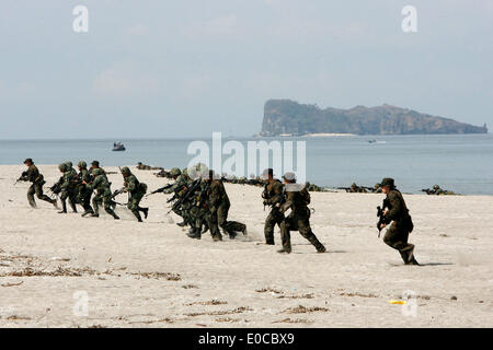 La province de Zambales, Philippines. 9 mai, 2014. Les soldats participent à l'exercice d'entraînement Raid bateau dans le cadre de l'exercice militaire U.S.-Philippines Balikatan doublé comme à la base navale de l'éducation et la formation dans la province de Zambales, aux Philippines, le 9 mai 2014. Le 30ème rapport annuel commun d'exercice militaire surnommé Balikatan implique 3 000 soldats philippins et 2 500 soldats américains. © Rouelle Umali/Xinhua/Alamy Live News Banque D'Images