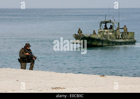 La province de Zambales, Philippines. 9 mai, 2014. Les soldats participent à l'exercice d'entraînement Raid bateau dans le cadre de l'exercice militaire U.S.-Philippines Balikatan doublé comme à la base navale de l'éducation et la formation dans la province de Zambales, aux Philippines, le 9 mai 2014. Le 30ème rapport annuel commun d'exercice militaire surnommé Balikatan implique 3 000 soldats philippins et 2 500 soldats américains. © Rouelle Umali/Xinhua/Alamy Live News Banque D'Images