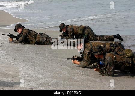 La province de Zambales, Philippines. 9 mai, 2014. Les soldats de l'US Marines participent à l'exercice d'entraînement Raid bateau dans le cadre de l'exercice militaire U.S.-Philippines Balikatan doublé comme à la base navale de l'éducation et la formation dans la province de Zambales, aux Philippines, le 9 mai 2014. Le 30ème rapport annuel commun d'exercice militaire surnommé Balikatan implique 3 000 soldats philippins et 2 500 soldats américains. © Rouelle Umali/Xinhua/Alamy Live News Banque D'Images