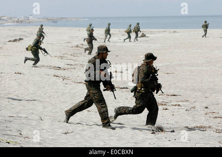 La province de Zambales, Philippines. 9 mai, 2014. Les soldats de l'US Marines participent à l'exercice d'entraînement Raid bateau dans le cadre de l'exercice militaire U.S.-Philippines Balikatan doublé comme à la base navale de l'éducation et la formation dans la province de Zambales, aux Philippines, le 9 mai 2014. Le 30ème rapport annuel commun d'exercice militaire surnommé Balikatan implique 3 000 soldats philippins et 2 500 soldats américains. © Rouelle Umali/Xinhua/Alamy Live News Banque D'Images