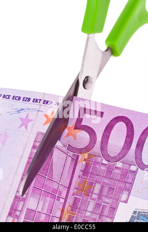 À partir d'un euro bank note d'un morceau est coupé avec des ciseaux. Taxes et livraisons symbole., von einem Euro Geldschein wird mit eine Banque D'Images