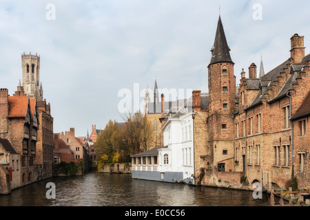 L'affichage classique de la tour du beffroi et les canaux de Bruges, célèbre ville de Belgique Banque D'Images