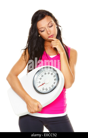 Une jeune femme est mécontent de votre poids de corps. Pour être plus légers essayé sur la balance., eine junge Frau ist mit Ihrem Koerperge Banque D'Images