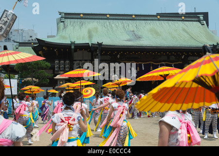 Kasa-odori (danse) parapluie célébrant Tenji Matsuri Festival, Osaka, Japon Banque D'Images