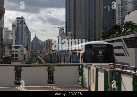 Sky train railway à Bangkok Banque D'Images