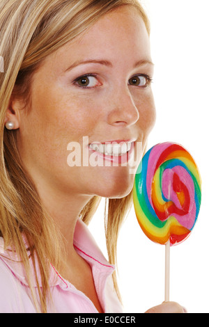 Une jeune femme avec un Lolli Schlecker est heureux., eine junge Frau mit einem Lolli freut sich Schlecker. Banque D'Images