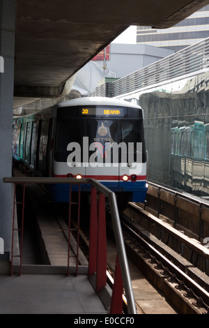 Sky train railway à Bangkok Banque D'Images