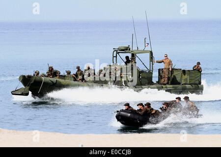 La province de Zambales, Philippines. 9 mai, 2014. Les soldats participent à l'exercice d'entraînement Raid bateau dans le cadre de l'exercice militaire U.S.-Philippines Balikatan doublé comme à la base navale de l'éducation et la formation dans la province de Zambales, aux Philippines, le 9 mai 2014. Le 30ème rapport annuel commun d'exercice militaire surnommé Balikatan implique 3 000 soldats philippins et 2 500 soldats américains. © Rouelle Umali/Xinhua/Alamy Live News Banque D'Images