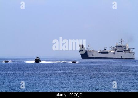 La province de Zambales, Philippines. 9 mai, 2014. Le bateau d'entraînement Raid est réalisée dans le cadre de l'exercice militaire U.S.-Philippines Balikatan doublé comme à la base navale de l'éducation et la formation dans la province de Zambales, aux Philippines, le 9 mai 2014. Le 30ème rapport annuel commun d'exercice militaire surnommé Balikatan implique 3 000 soldats philippins et 2 500 soldats américains. © Rouelle Umali/Xinhua/Alamy Live News Banque D'Images