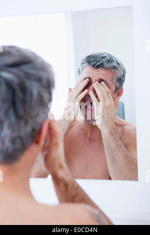 Homme avec miroir Banque D'Images