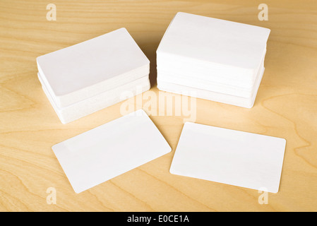 Pile de cartes d'affaires en blanc avec des coins arrondis Banque D'Images