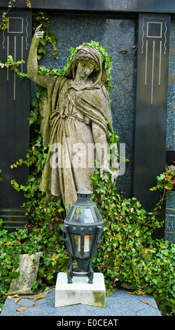 Une pierre tombale sur un cimetière. Overgrows avec ivy, Ein veilleur auf einem Friedhof. Mit Efeu ueberwuchert Banque D'Images