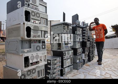 Ordinateurs de seconde main à partir de l'Europe et USA à vendre à une boutique à Accra, Ghana Banque D'Images