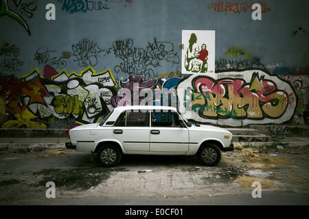 Odessa, Ukraine. 9 mai, 2014. Ukraine - Odessa - vie quotidienne - une voiture dans une rue abandonnée, Odessa, Ukraine, le Jeudi, Mai 8, 2014. (Zacharie Scheurer) © Zacharie Scheurer/NurPhoto ZUMAPRESS.com/Alamy/Live News Banque D'Images