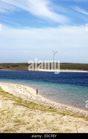 Les gens sur la plage sur l'île d'Orkney Glims Holm vers l'île de Burray. La Chaussée Churchill inscrivez-vous ces îles. Banque D'Images