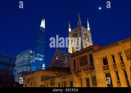 Le Shard, également appelé le tesson de verre, Londres, Angleterre, Royaume-Uni. Vu la nuit, la cathédrale de Southwark en premier plan. Banque D'Images