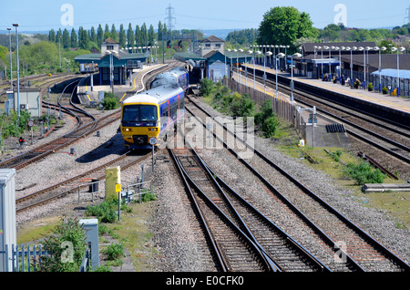 La gare de Didcot Parkway le 5 mai 2014 avec un train de tourner sur la ligne d'Oxford. Banque D'Images