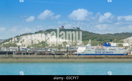 Le château de Douvres perchés sur les falaises blanches avec le terminal des ferries ci-dessous, Dover, Kent, Angleterre, Royaume-Uni Banque D'Images