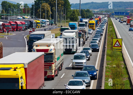 Ne fonctionne pas avec la voie de sauvetage un embouteillage sur une autoroute, Nicht funktionierende Rettungsgasse bei einem Stau auf einer Autoba Banque D'Images