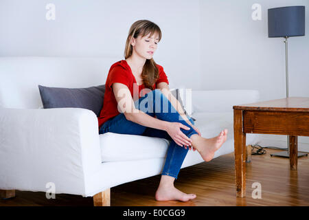 La douleur de cheville femme Banque D'Images