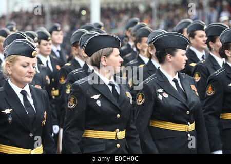 Kaliningrad, Russie 9e, mai 2014 grand défilé à la place de la Victoire à Kaliningrad, dans l'occasion du 69e anniversaire de la SECONDE GUERRE MONDIALE fin. crédit : Michal Fludra/Alamy Live News Banque D'Images