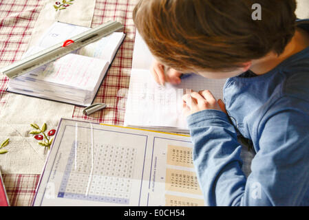 Faire des devoirs de l'enfant Banque D'Images