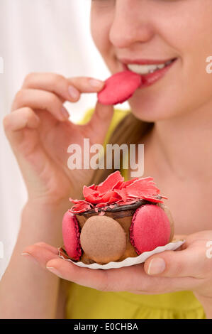 Woman eating sweets Banque D'Images