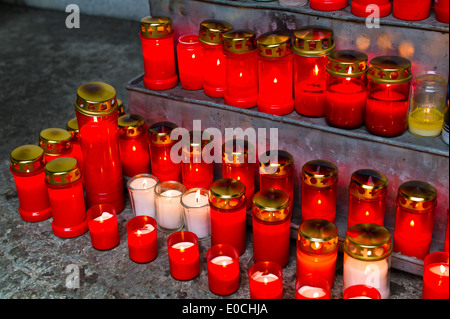 De nombreux feux graves à la Toussaint briller sur un cimetière, Viele Grablichter Allerheiligen leuchten auf einem Friedhof Banque D'Images