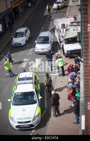 Banbury, Oxon, UK. Le 9 mai 2014. Un camping-car monte le trottoir à Banbury High Street. Credit : Charlotte Moss/Alamy Live News Banque D'Images
