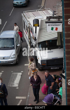 Banbury, Oxon, UK. Le 9 mai 2014. Un camping-car monte le trottoir à Banbury High Street. Credit : Charlotte Moss/Alamy Live News Banque D'Images
