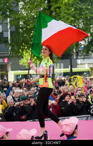 Belfast, Irlande du Nord, Royaume-Uni. 8 mai 2014. Modèle avec drapeau italien au Giro d'Italia Présentation de l'équipe de Belfast Crédit : Bonzo/Alamy Live News Banque D'Images