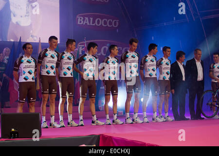 Belfast, Irlande du Nord, Royaume-Uni. 8 mai 2014. Ag2R La Mondiale sur le Tour d'Italie Présentation de l'équipe de Belfast Crédit : Bonzo/Alamy Live News Banque D'Images