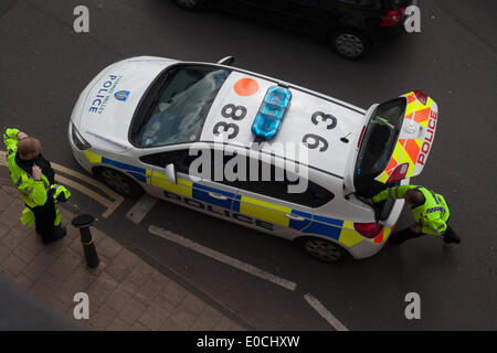 Banbury, Oxon, UK. Le 9 mai 2014. Un camping-car monte le trottoir à Banbury High Street. Credit : Charlotte Moss/Alamy Live News Banque D'Images