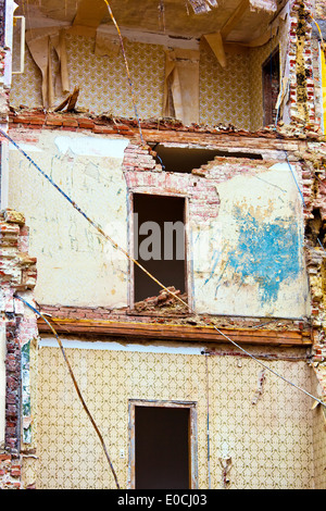 Dans une ville une maison d'habitation est arraché. Banque D'Images